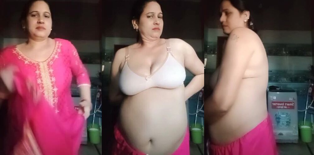
                                          Maal bhabhi nai nangi hokar dikhaai apne bade chuchi or chut ko
                                      