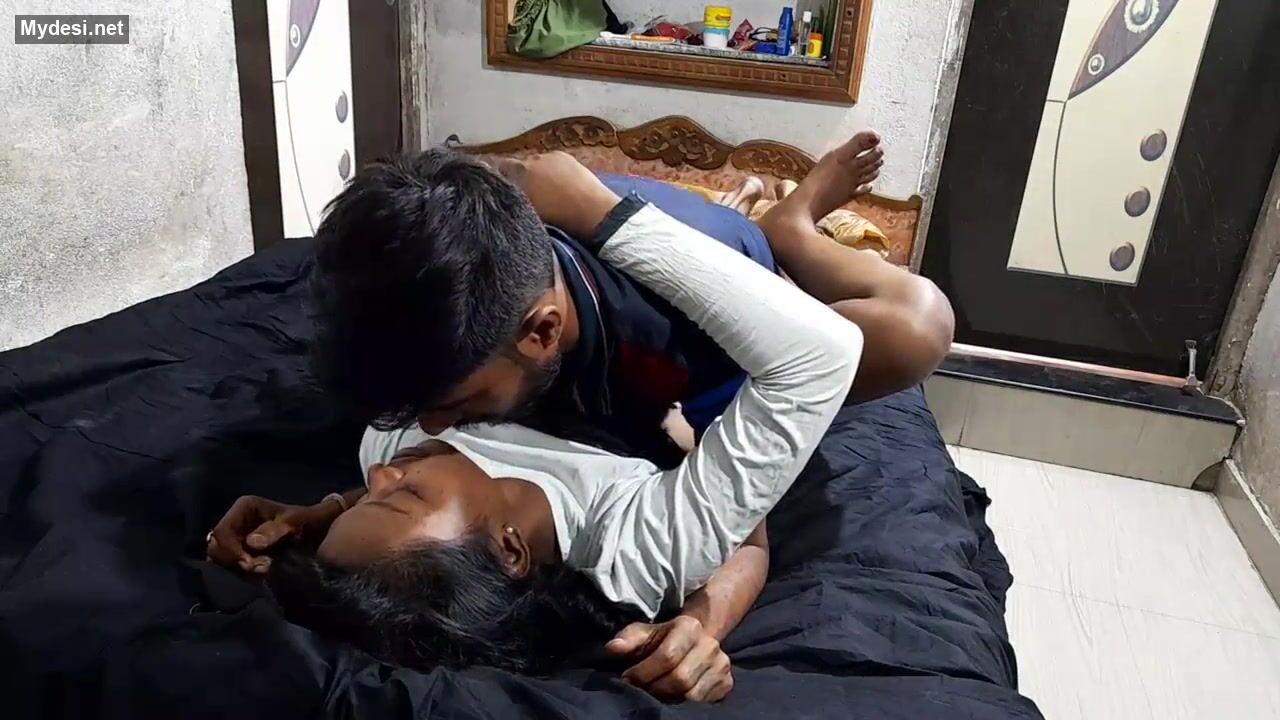 
                                          Nokar ne chod diya jawan ladki ko
                                      