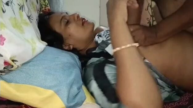 
                                          Bhabhi k lover nai bhabhi ki chut choda
                                      