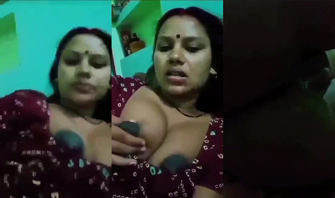 
                                          Kaamuk dehati bhabhi nai dikhai apne bade boobs or gili chut
                                      