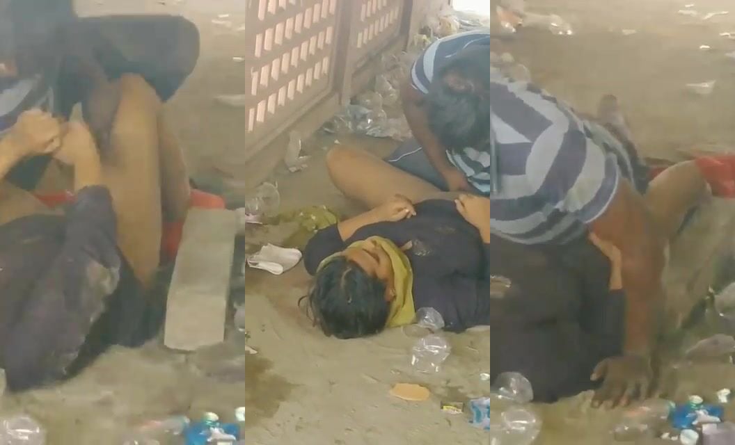 
                                          Desi randi khulle mai chudwa rahi hai
                                      