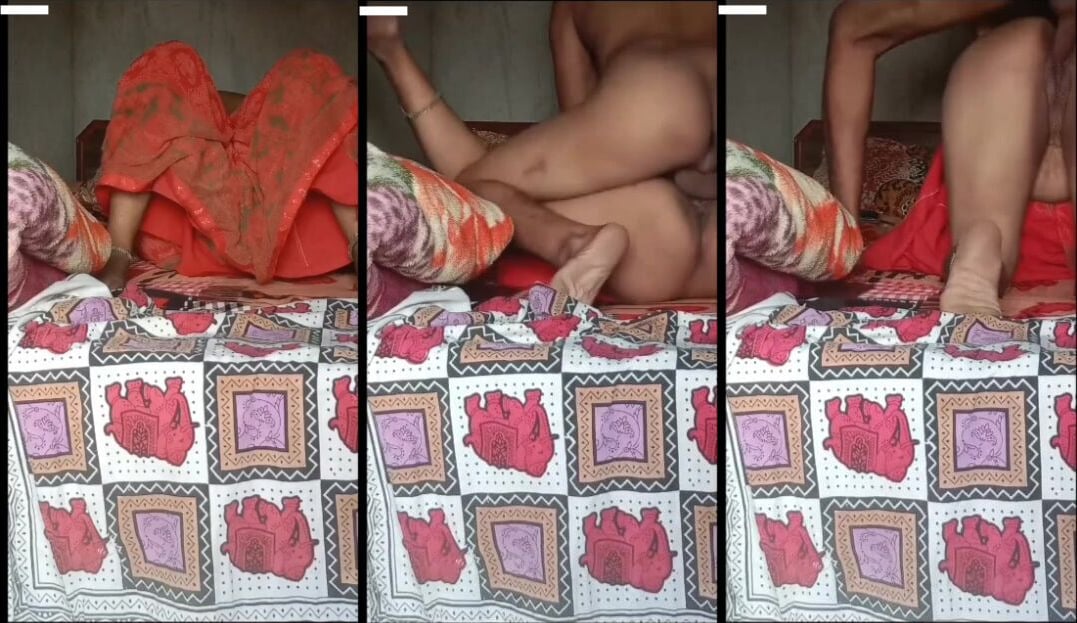 
                                          Village bhabhi sex ka maja le rahi hai alag alag pose mai
                                      